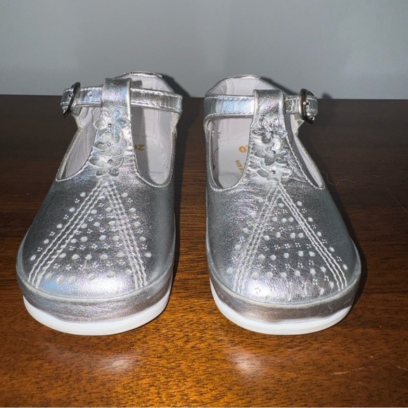 D’vanty Mary James Metallic Silver Leather T-Strap New WO Box Size EU 20 (US 5) - Picture 1 of 7